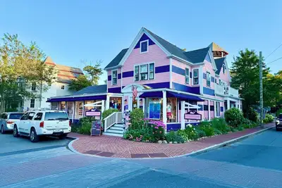 Image de New downtown 2 bedroom condo, both kings, with central Ac in Oak Bluffs