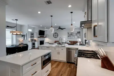 Image de High-end Home Away From Home in Colleyville,