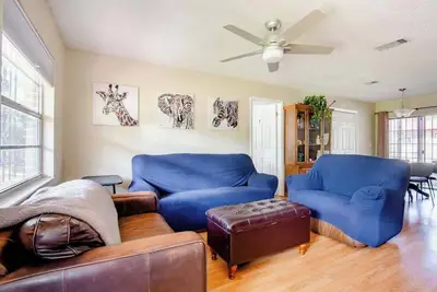 Image de Centrally located 4bed 2bath home w/ fenced yard