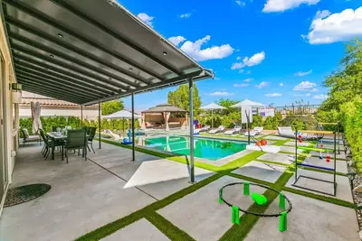 Image de 11 Beds, Pool table, Ping Pong, Volleyball+Basketball