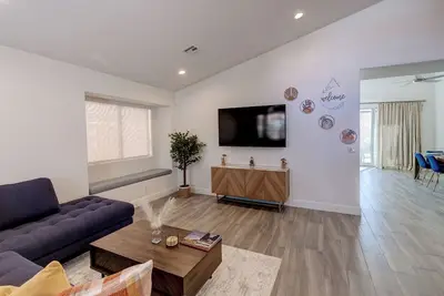 Image de Modern & Spacious Vegas House • King Bed • Backyard Grill