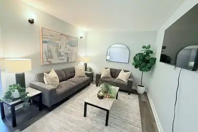 Image de 3-bedroom, 2 bath apartment, parking included-25 min to downtown Chicago