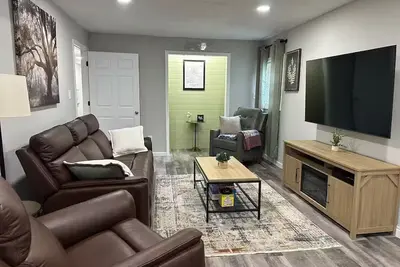 Image de Private 2‑bed/2‑bath Basement Suite near Downtown & Smokies