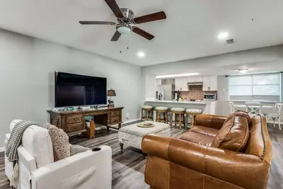 Image de Dallas 3br, Fiber Internet + Big Yard, Sleeps 7-8