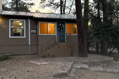 Image de Brand new listing. New remodel, Prescott 2 Br cottage in woods, 2 mi to Dt, Ac