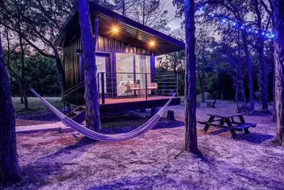 Image de The Barn Owl | Cozy Treehouse + Pickleball Court