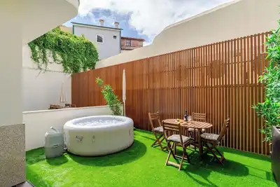 Image de Jacuzzi and City View at Marquesa Palace by HostWise