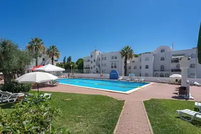 Image de Elegant Flat with Pool and Balcony by HostWise