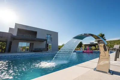 Image de Villa River Rose with pool and jacuzzi near river