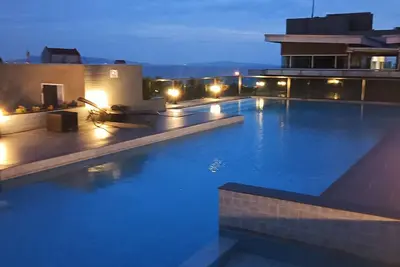 Image de Charming 1-bedroom condo 100m to the beach, rooftop pool, fitness room and sauna