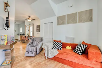 Image de Projectors - Massage Chair - 4 King Beds - Games