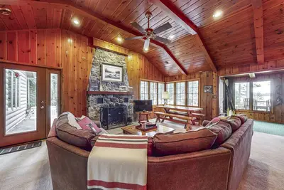 Image de Serene Lakefront Home w/ Wifi, docks, kayaks, gas grill, fire pit & more