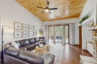 Image de Spacious mountain home w/ hot tub, grill, wrap-around deck, forest views
