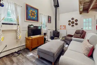 Image de Walk-to-village end-unit condo, mountain views, large deck, woodstove, bbq, a/c