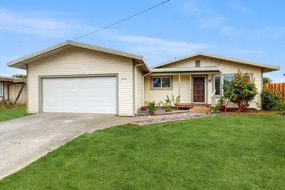 Image de Dog friendly home w/gas grill, large backyard, horseshoe pit - close to beaches