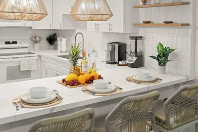 Image de Brand New Remodeled 2/2 Family Getaway! Walk to Beach, Ac & WiFi