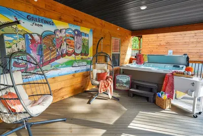Image de Luxe Cabin>Hot Tub>Indoor Pool>Fire Pit>Game Table>Fishing>Pickleball>Hiking