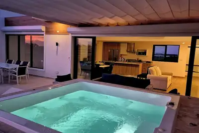 Image de Penthouse de luxe sur la plage avec jacuzzi et vue sur le lagon