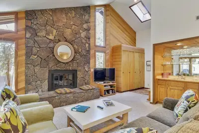 Image de The Ridge at Sunriver - Condo #12 - Access provided to onsite seasonal swimming pool & tennis facilities, year-round hot tub plus 4 bikes