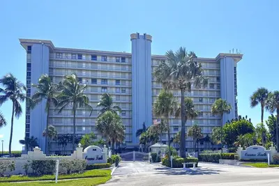 Image de Direct Oceanfront 2nd Floor Condominium in the Oceana South Community on