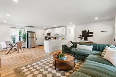 Image de Chic 3br 1ba Ranch w/ 2 Car-Garage & Large Yard