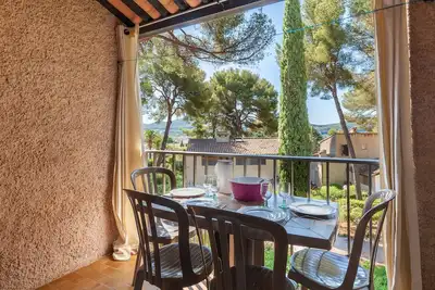 Image de Studio 'Proche Bord De Mer Saint-Cyr' avec Balcon, Wi-Fi et Climatisation