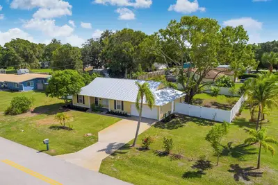 Image de S. Vero renovated, pool w/enclosure, dogs ok, 8 min. to beaches, gourmet kitchen