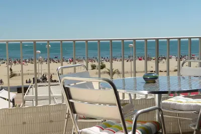 Image de T2 première ligne de mer avec terrasse et parking. Les pieds dans l'eau!