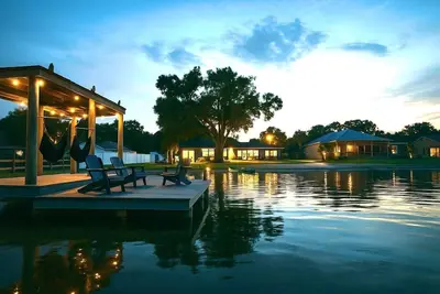 Image de Luxury Lakefront | Dock, Beach, Jacuzzi, Sleeps 18