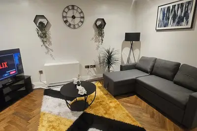 Image de 2br Modern + Luxury+Central+Walk to beach & station, cosy, central and stylish.