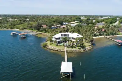 Image de Viera Riverfront Island Retreat 7bd/6ba Water Views Every Room Pool/Spa 16+ppl