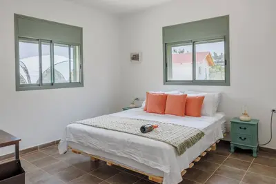 Image de 2 Vacation units sleep up to 10 people in Kefar Uriya with Ac, pool and jacuzi