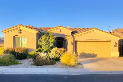 Image de Charming 3 bedroom 2 bathroom home in Surprise with large, beautiful, yard.