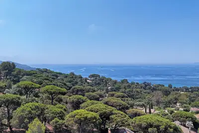 Image de Villa avec piscine et vue mer - sur Gigaro - au coeur d'un espace vert