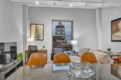 Image de Lux Condo in Playhouse Square | Center of Downtown