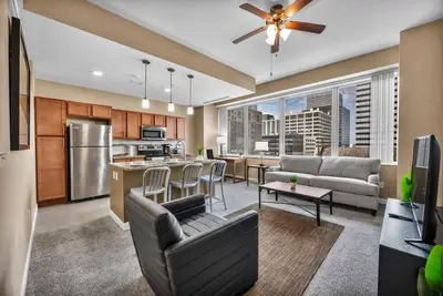 Image de Luxury Condo W/Views in A-Class Downtown Building!