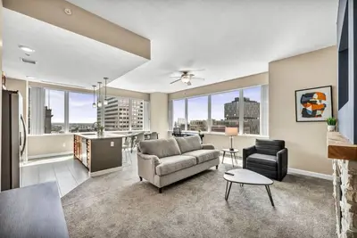 Image de 21st Floor Penthouse | Amazing Views of Downtown!