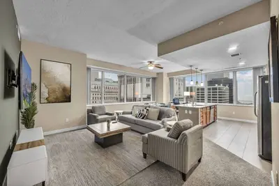 Image de Luxury 10th Floor Downtown Condo with Views!