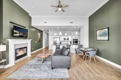 Image de Sophisticated Luxury Condo in Playhouse Square