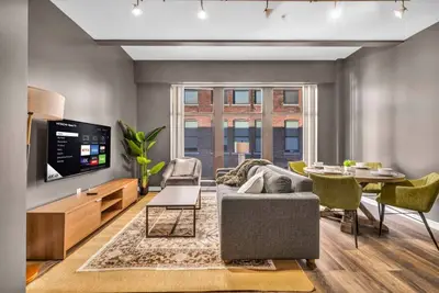 Image de Huge Space in Best Dt Location | Free Parking!