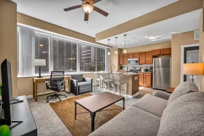 Image de Modern Downtown Condo | Luxury Tower | On-Site Gym