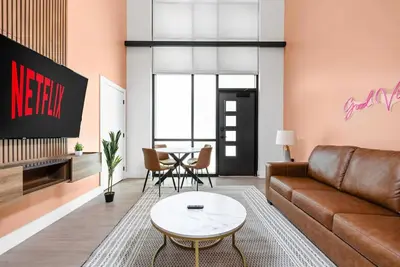 Image de Modern Comfort Meets Class in Downtown Indy