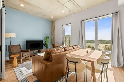 Image de Elegant 1br Walkable to Dining, Pool + Gym