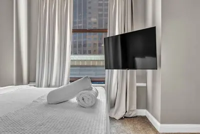 Image de Elegant Downtown Apartment  | Free Parking & Gym