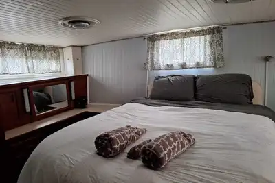 Image de Unforgettable Waterfront Escape – Vintage Yacht Stay - Manhattan Skyline Views
