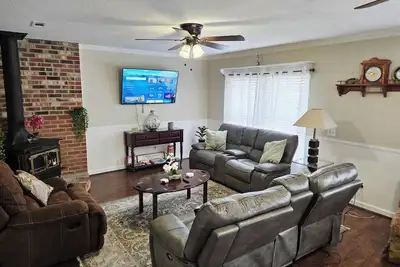 Image de 3br ranch-style house in prime Summerville next to I-26 - Charming