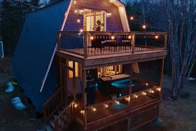 Image de Paradise Cove - Lakefront with Projector & Hot Tub