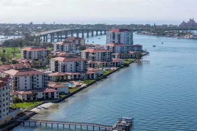 Image de St Pete Isla Casa A condo in St. Petersburg, Florida\n 2 bedrooms2 beds2 baths