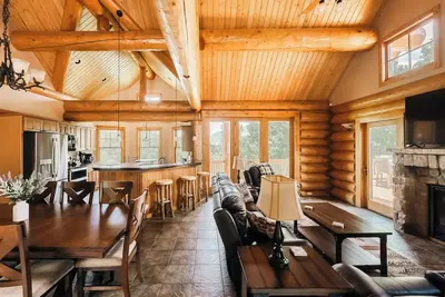 Image de Ski, Hike, Relax - Log Cabin with Views + Hot tub