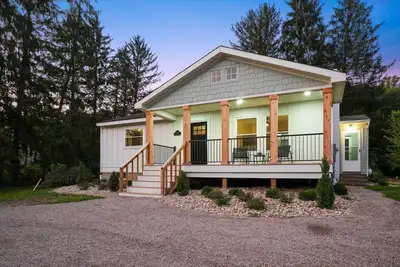 Image de Modern DogFriendly Cabin | HotTub + FirePit + Land